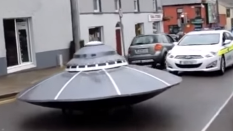 La Policía persigue y atrapa un 'platillo volador'