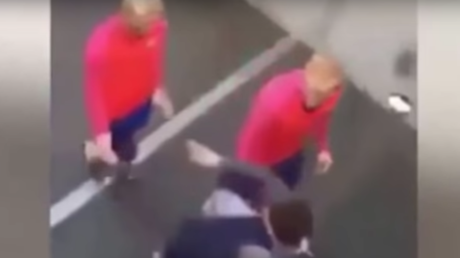 Un fan de Messi se lanza a abrazarlo y es derribado por un guardia