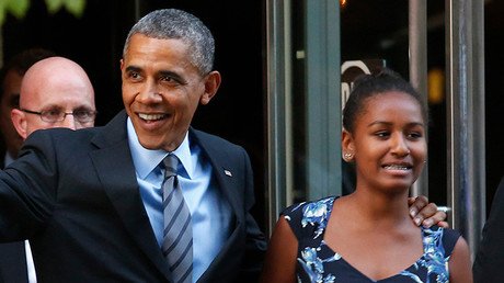 Lección de humildad: la hija menor de Obama trabaja en una marisquería (foto)