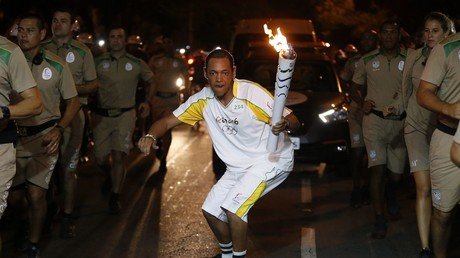 El brasileño que combate al narcotráfico 'armado' con una patineta