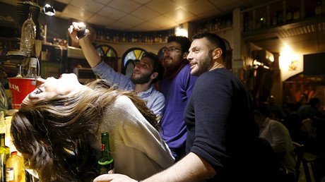 Estudio: Revelan cómo el matrimonio influye en el consumo de alcohol