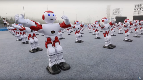 Más de mil robots bailan al son de la música en China y baten un récord Guinness