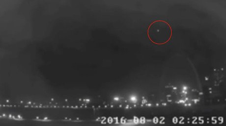 Video: Captan una luz misteriosa en el cielo nocturno de la ciudad estadounidense de San Luis