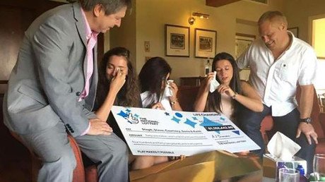 En un mismo día supera un cáncer y se convierte en millonaria