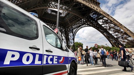 La Torre Eiffel evacuada y acordonada por la Policía