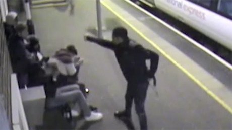 Un adolescente ataca con ácido a un grupo de jóvenes solo para "hacer daño a alguien" (video)