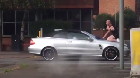En un ataque de ira este hombre agarró a cabezazos a un Mercedes Benz