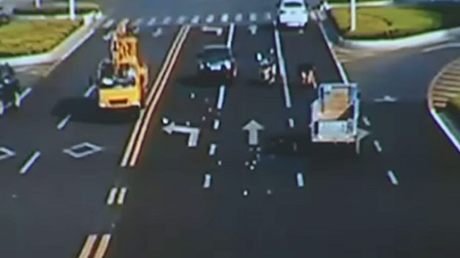 China: Se le caen 3.000 dólares en la calle y la gente le ayuda a recogerlos