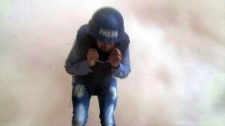 Video: Un tanque explota detrás de un periodista durante un reportaje en Alepo