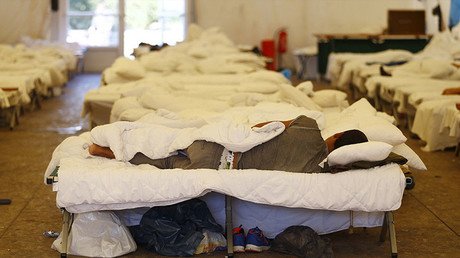 Turista chino es víctima de un atraco en Alemania y termina en un campo de refugiados por error