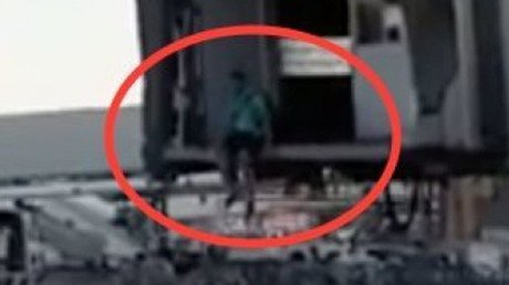 Video: Un pasajero desesperado corre por la pista tras perder su vuelo en Madrid-Barajas