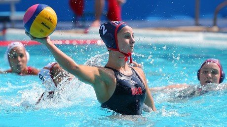 La NBC muestra el pecho descubierto de una jugadora de waterpolo durante un forcejeo