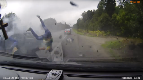 Accidente mortal: Los pasajeros de un Lada salen volando tras un choque frontal 