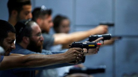 Video: Así funciona el arma inteligente que se activa con un chip implantado en la mano