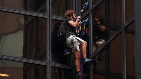 Video: La Policía de EE.UU. detiene a un hombre que escalaba la Trump Tower con ventosas
