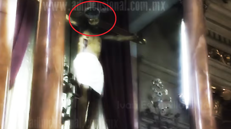 Un Jesús crucificado que abre los ojos deja sin habla a los creyentes