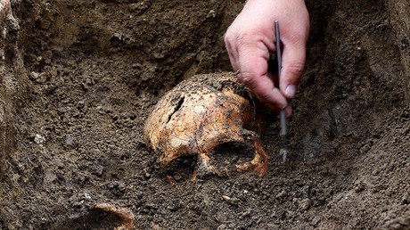 Hallan unas láminas de oro y plata en Serbia con hechizos dirigidos a demonios sirios