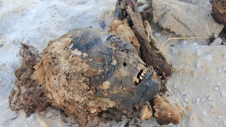 La peligrosa labor de niños ladrones de tumbas