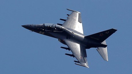 Espectacular vista desde la cabina de un Yak-130 en el concurso Aviadarts-2016 (Video 360º)