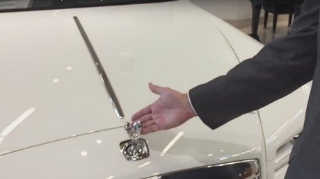 Esto les pasa a los ladrones cuando intentan robar el adorno de un Rolls Royce