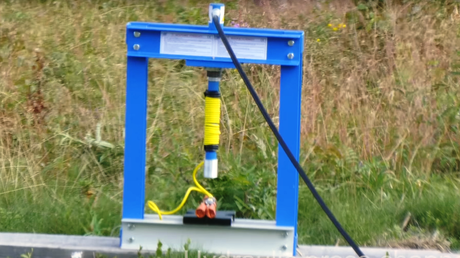 Esto es lo que pasa si aplastamos dinamita con una prensa hidráulica