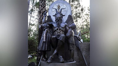 "Ave Satán": Una reunión municipal en Alaska comienza con un elogio a Lucifer