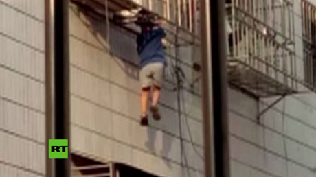 China: Un héroe anónimo rescata a un niño de una muerte segura