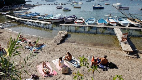 Video: Pánico y estampida en un balneario francés por una falsa alarma de tiroteo