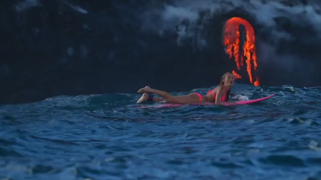 La "mujer de Indiana Jones" surfea a pocos metros de la lava de un volcán en plena erupción