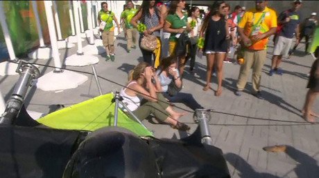 Río: La caída de una cámara casi mata a dos mujeres