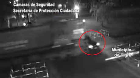 Un coche cruza la barrera y es embestido por un tren