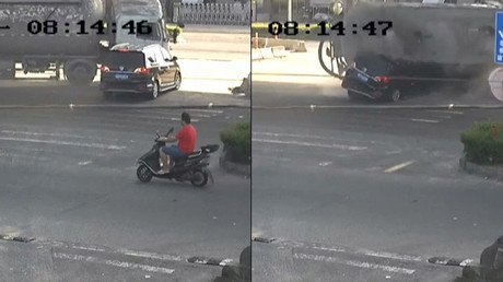 FUERTE VIDEO: Espeluznante momento en que un camión de cemento tritura un coche
