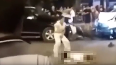 FUERTES IMÁGENES: Mujer baila sobre el cadáver de un hombre después de atropellarlo con su coche