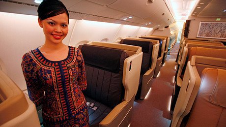 ¿Por qué las azafatas tienen las manos detrás de la espalda al recibir a los pasajeros?