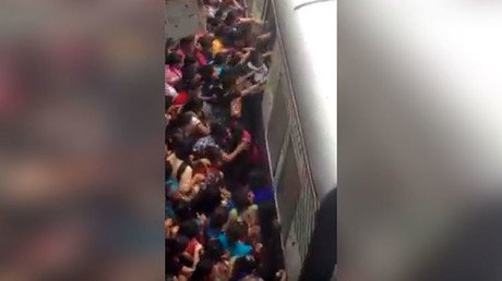 FUERTES IMÁGENES: Mujeres caen bajo el tren en hora punta en una estación de la India