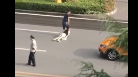 FUERTES IMÁGENES: Una mujer grita desesperada al ser arrastrada del pelo por la calle (18+)