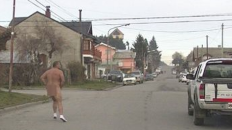 Hombre corre desnudo mientras el esposo de su amante lo persigue con un machete (18+)