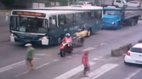 FUERTES IMÁGENES: Dos sicarios asesinan a un motociclista a plena luz del día en Brasil