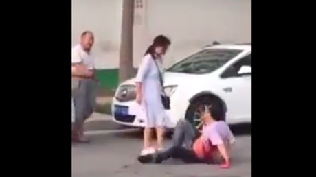 Los peligros de la infidelidad: Una china casi mata a su esposo a puñaladas