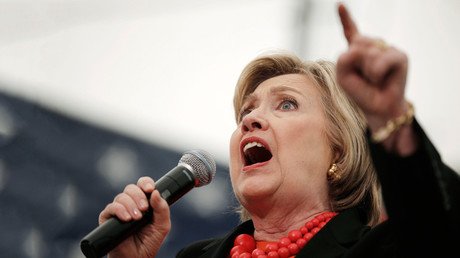 ¿Por qué el jefe de campaña de Clinton tacha a Trump de "títere del Kremlin"?