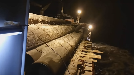 Unos marineros observan resignados cómo cae al agua su valiosa carga (audio 18+)