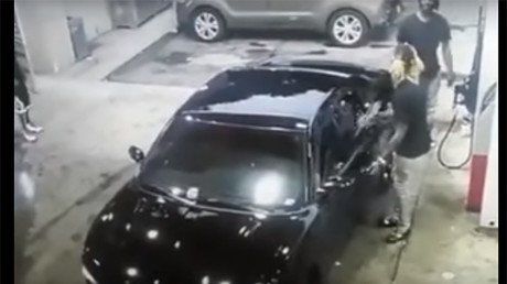 De película: Salvaje tiroteo con un AK-47 en una gasolinera de EE.UU. es registrado por las cámaras