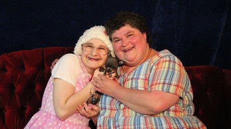 Gran farsa: una joven mata a su madre por hacerle creer toda su vida que estaba enferma