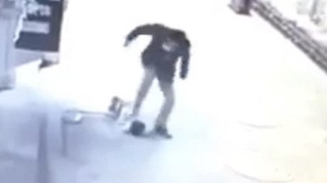 Inhumano: Golpea con dureza a un niño de dos años en China (Video 18+)