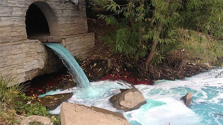 Foto: El agua de un río en Rusia se vuelve de repente de color azul brillante