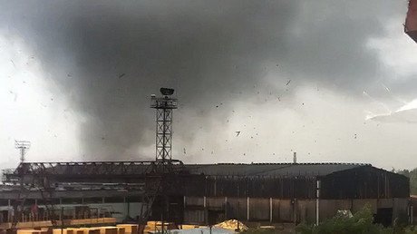Video: Un tornado atípico derrumba una grúa en Rusia como si fuera de juguete