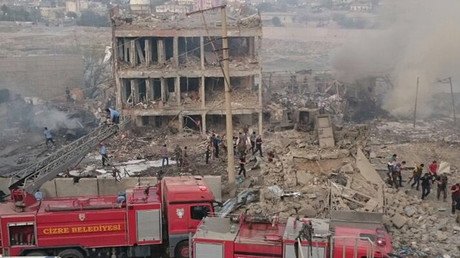 Turquía: Explosión de coche bomba junto a estación de Policía deja varios muertos y heridos