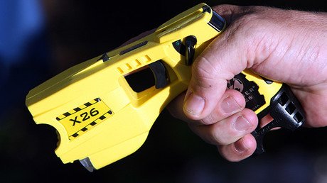 EE.UU.: Una estudiante ataca con una pistola eléctrica a un profesor (Video)