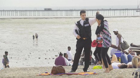 Experimento social: ¿cómo reaccionaría ante una disputa en la playa por un 'burkini'? (video)