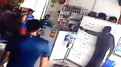 Dos bandidos entran a robar en un mercado y se encuentran con una gran sorpresa 